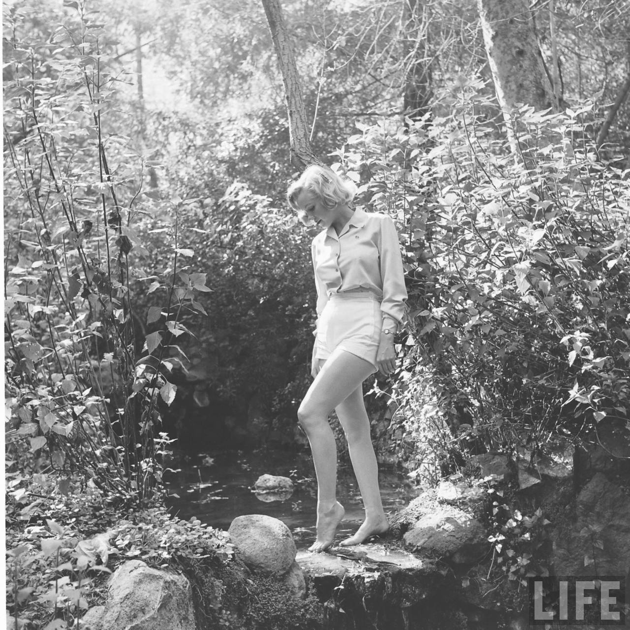 marilyn-monroe-hiking-1950-17_jpeg