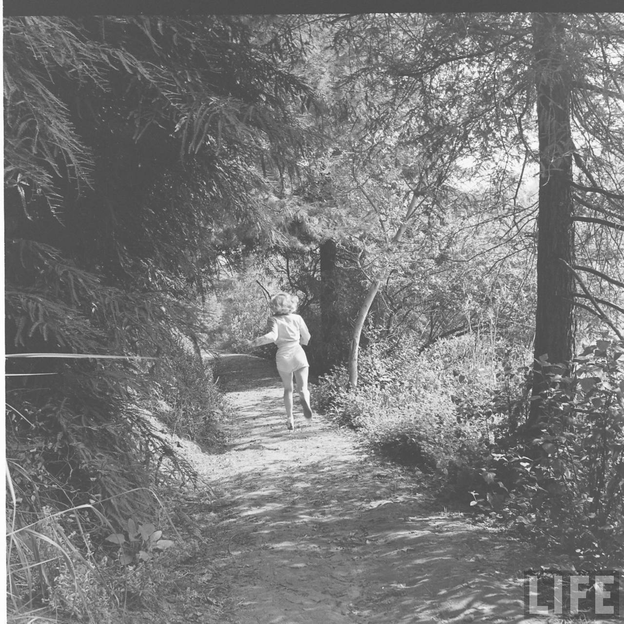 marilyn-monroe-hiking-1950-19_jpeg