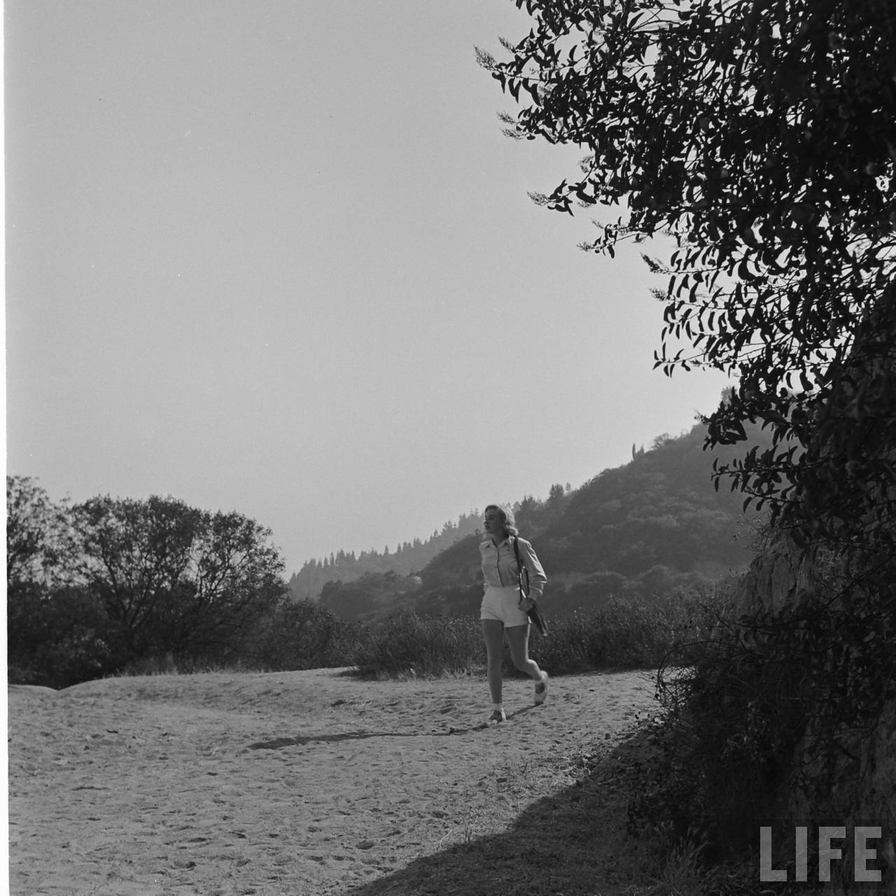 marilyn-monroe-hiking-1950-1_jpeg