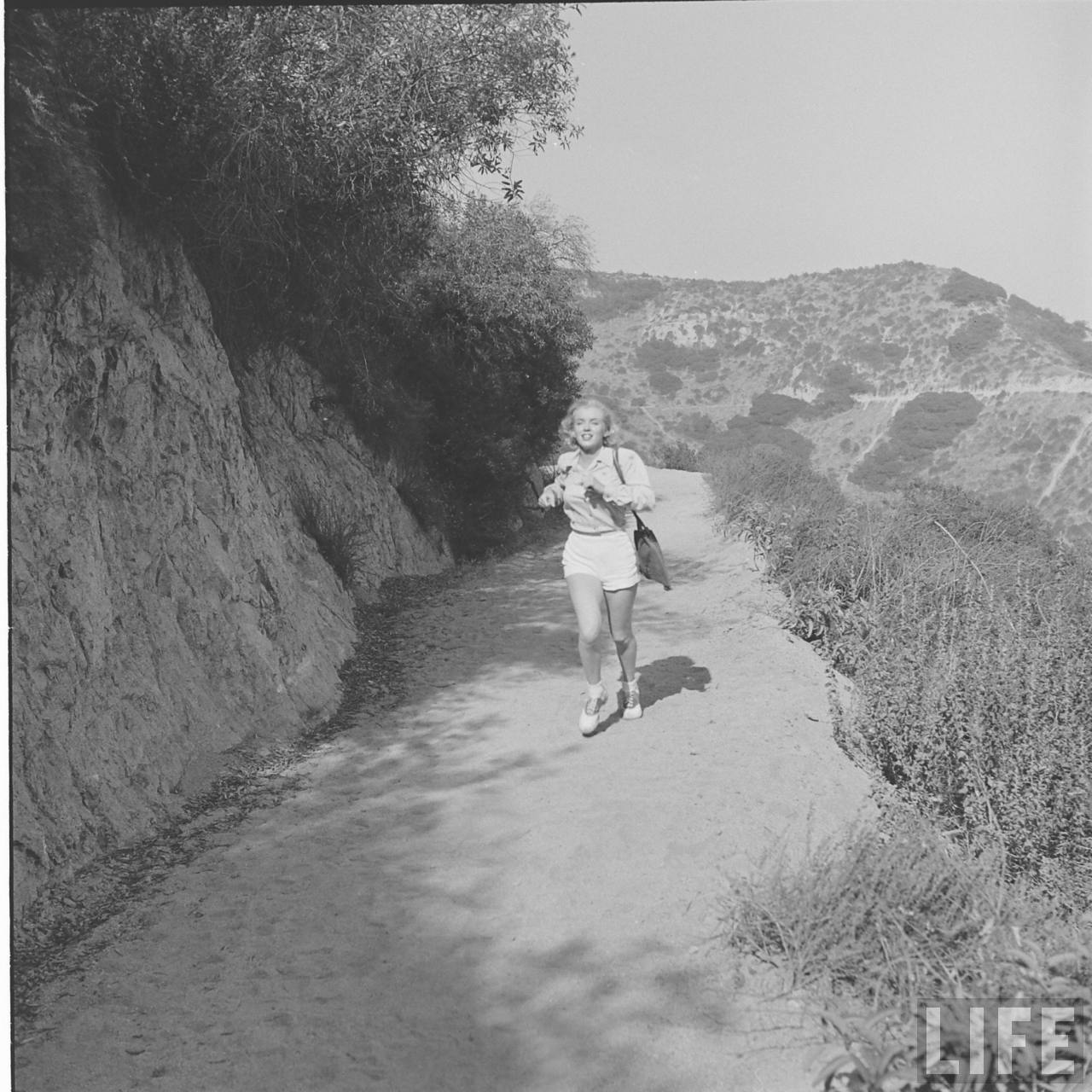 marilyn-monroe-hiking-1950-7_jpeg