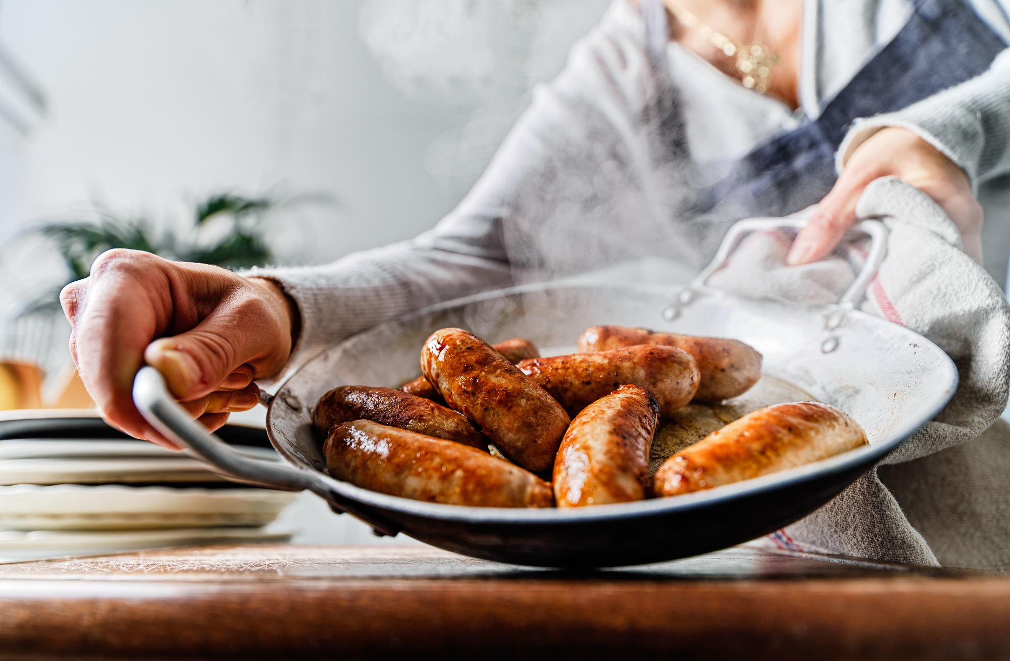 03_pan_fried_sausages_with_hands_0584