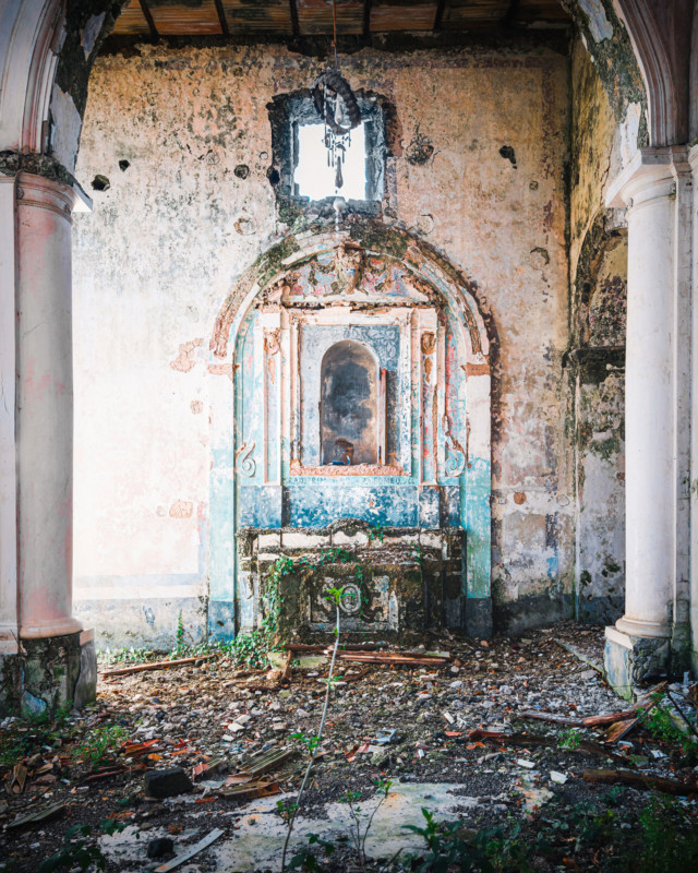 abandoned-church-building-italy-europe-decay-roman-robroek19-640x800
