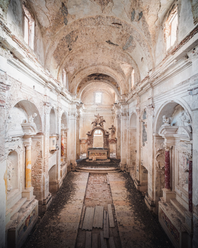 abandoned-church-building-italy-europe-decay-roman-robroek3-640x800