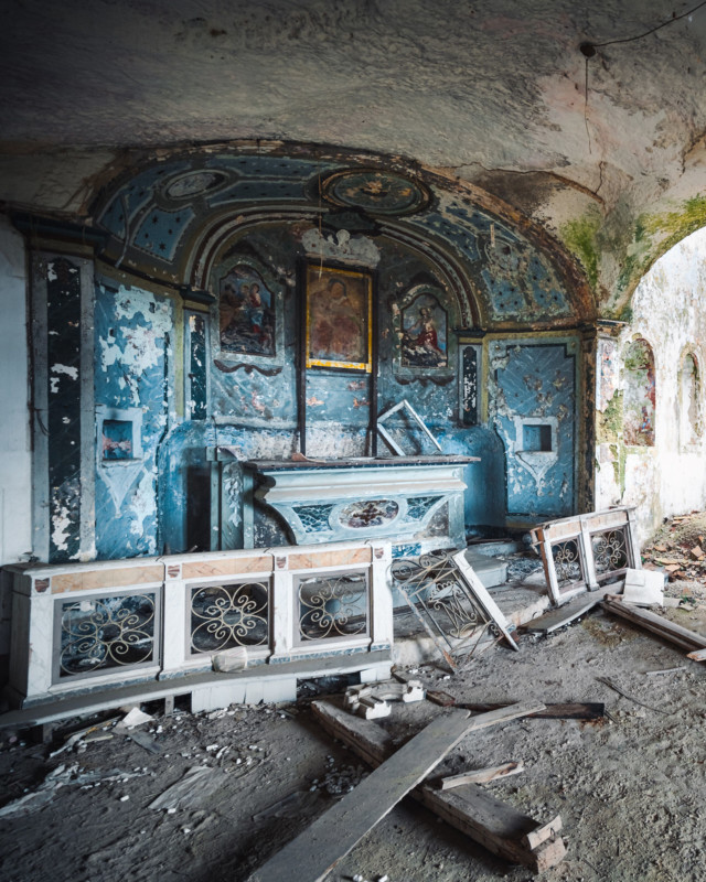 abandoned-church-building-italy-europe-decay-roman-robroek4-640x800