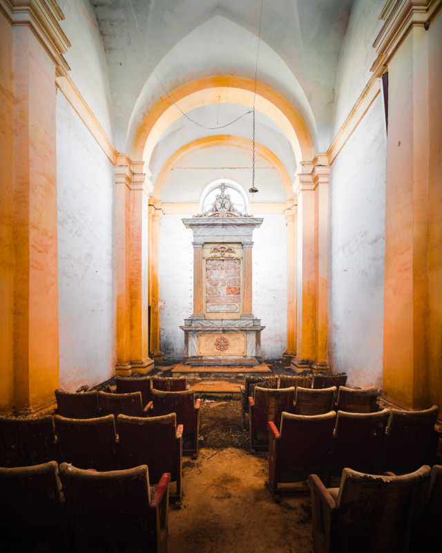 abandoned-church-building-italy-europe-decay-roman-robroek41-640x800