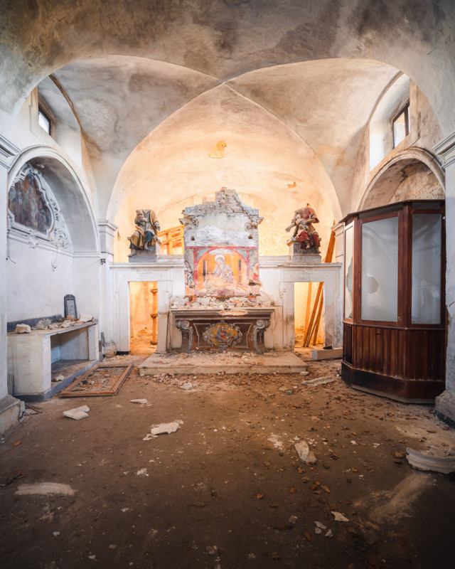 abandoned-church-building-italy-europe-decay-roman-robroek57-640x800