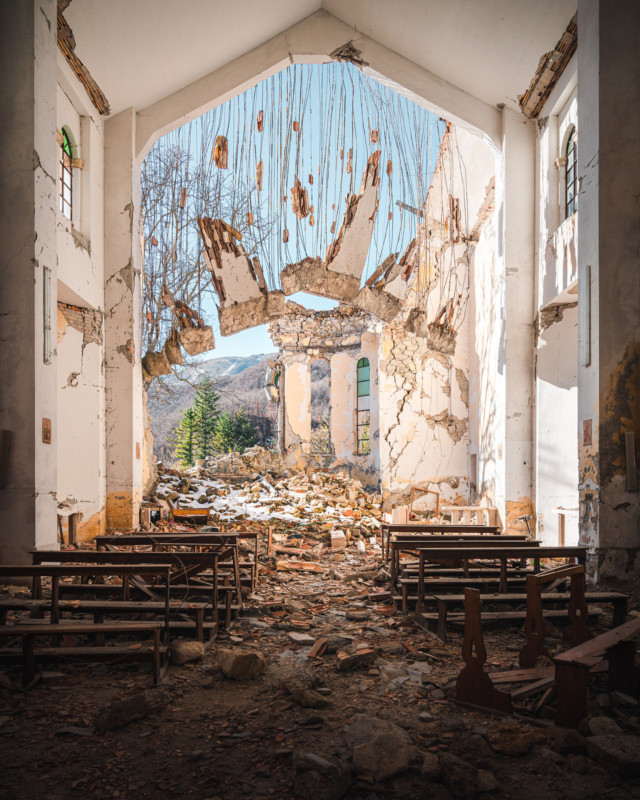 abandoned-church-building-italy-europe-decay-roman-robroek62-640x800