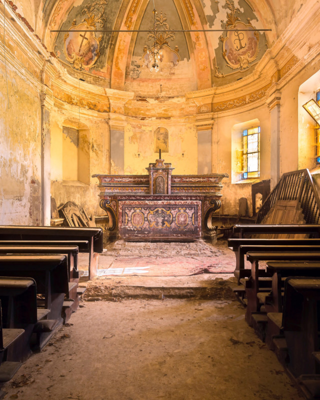abandoned-church-building-italy-europe-decay-roman-robroek91-640x800