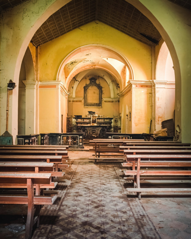 abandoned-church-building-italy-europe-decay-roman-robroek92-640x800