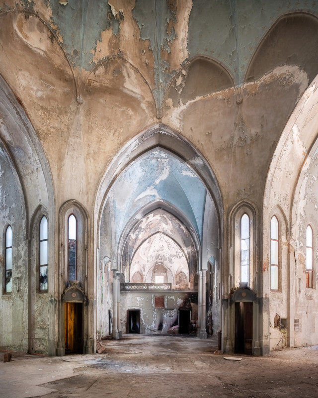 abandoned-church-building-italy-europe-decay-roman-robroek93-640x800