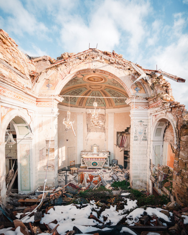 abandoned-church-building-italy-europe-decay-roman-robroek97-640x800
