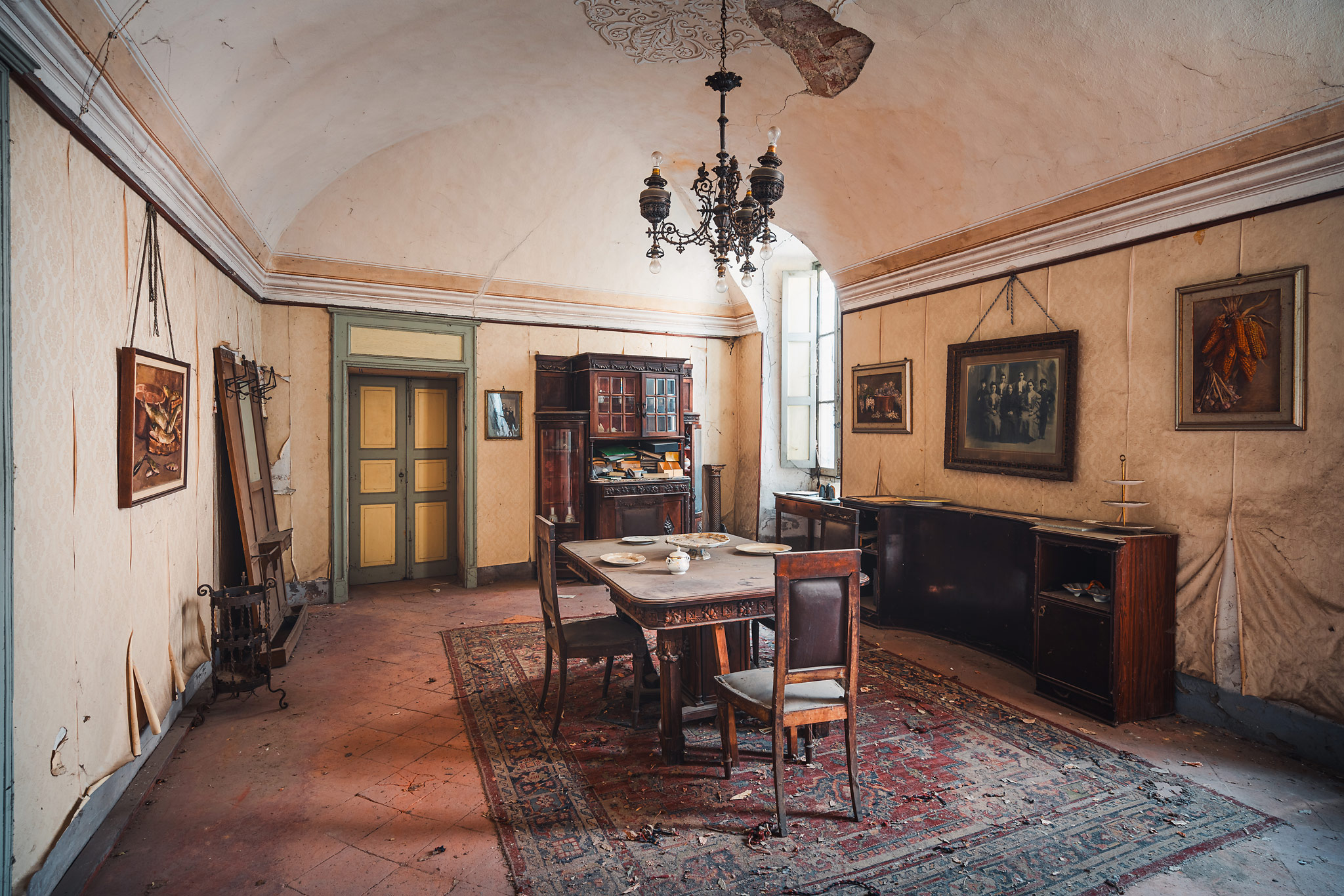villa-del-barone-di-munchausen-abandoned-strevi-piedmont-italy-roman-robroek5_jpeg