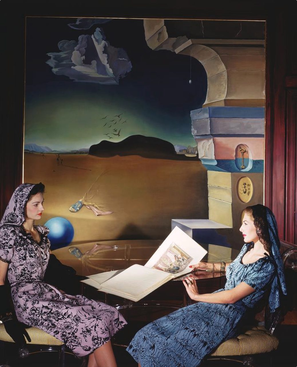 horst-p-horst_fashion-for-vogue-with-dali-mural-in-helena-rubinstein-s-apartment-nyc-1_jpeg