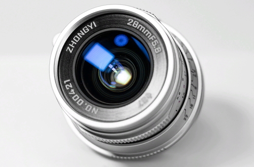 ZY Optics выпустила объектив Mitakon Creator 28 mm f/5.6