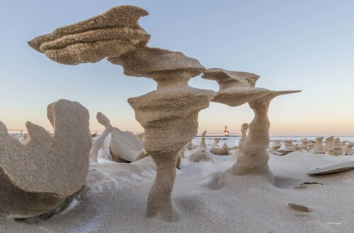 Сильные ветры превращают песок в сюрреалистичные скульптуры на пляже озера Мичиган
