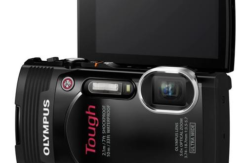 Компактная камера Olympus TG-850: при наклоне дисплея на 90° фотографу не придется погружаться в воду