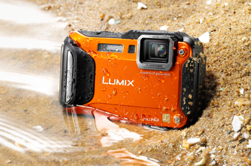 Компактный фотоаппарат LUMIX DMC-FT5 (TS5): защищенный от пыли корпус может погружаться на глубину 13 метров, может падать с высоты 2 метра и снимать при -10 °С
