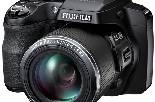 Компактная камера FUJIFILM FinePIx S8400: в этой модели предусмотрен режим супермакросъемки с расстояния всего 1 см от объекта