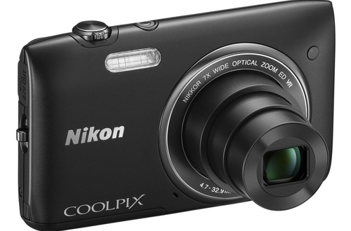 Компактная фотокамера Nikon COOLPIX S3500 имеет широкоугольный зум-объектив NIKKOR с 7-кратным увеличением