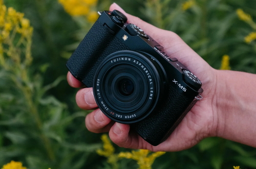 Fujifilm анонсировала беззеркальную камеру X-M5