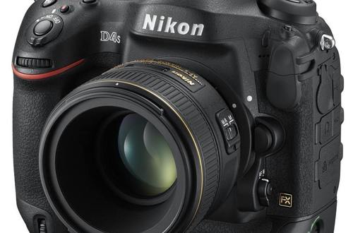 Зеркальная камера Nikon D4S формата FX профессионально снимает днем и, как кошка, видит в ночью