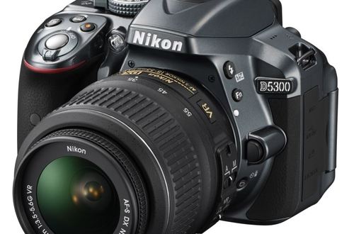 Зеркальную фотокамеру Nikon D5300 можно подключить по Wi Fi к смартфону или планшету, чтобы перекачать великолепные снимки