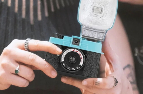 Lomography выпустила плёночную камеру Lomourette