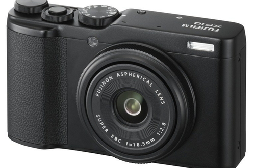 Fujifilm анонсировала новую компактную камеру XF10 с датчиком APS-C