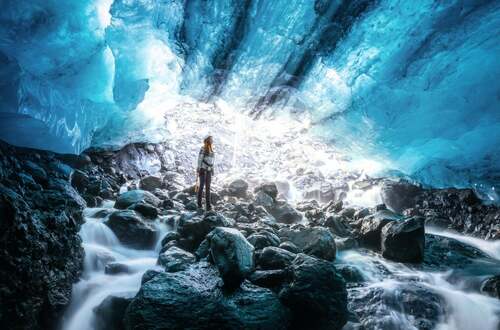 Райан Ньюберн фотографирует глубины древних ледниковых пещер Исландии 