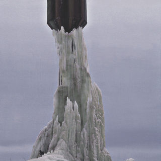 004a Водонапорная вышка в традиционном зимнем наряде.
