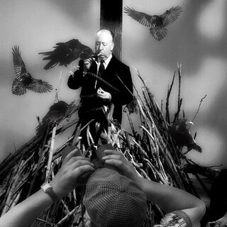 оммаж ,,Кинорежиссёр Хичкок и благодарный зритель, наблюдающий акт творческого самосожжения&quot; с фотопортретом Хичкока фотографа Альберта Уотсона