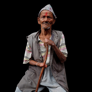 Ганга Синг Маат, 80 лет. Сын иногда приносит ему еду, которую оставляет на крыльце