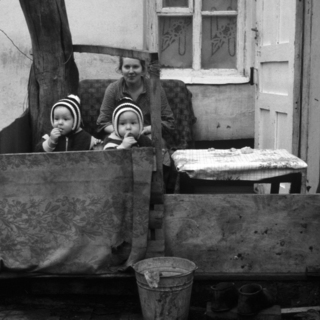 011 Кемеровская обл.,шахтерский поселок. На веранде.