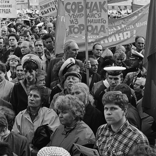 Митинг на Дворцовой площади против переименования города Ленинграда. 11 июня 1991 года