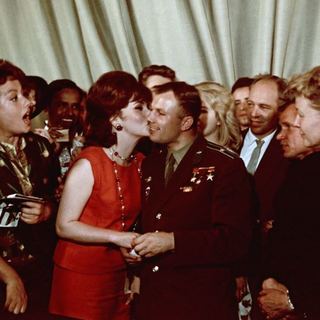 Яков Халип. Звездный поцелуй. Юрий Гагарин и Джина Лоллобриджида, 1961