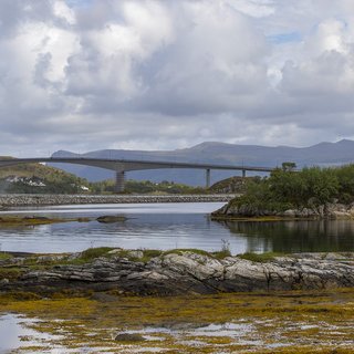 Пейзаж с мостом