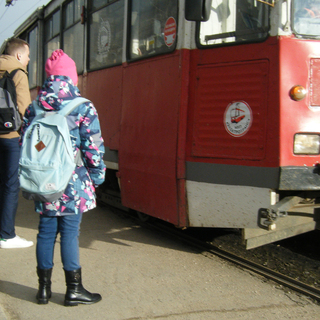 Девочка и трамвай