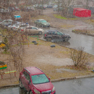 Окно во двор. Первый снег.