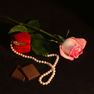 роза,жемчуг, шоколад