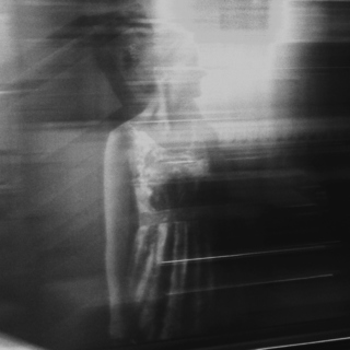 Отражение девушки в проходящем поезде метро