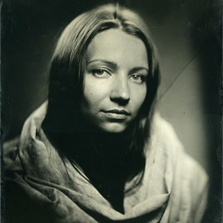 Девушка, завернутая в фон.