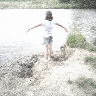 Девочка у озера.
