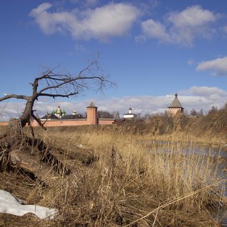 Суздаль. Русло реки Каменка ранней весной.