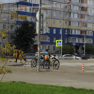 Мальчишка,  велики... И спешащий паренек...