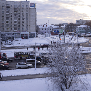 А из нашего окна площадь шумная видна...