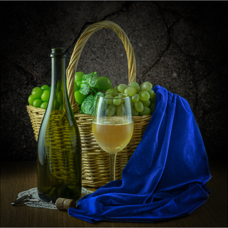 С корзинкой и вином..