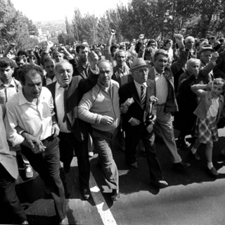 014 Армения больше не хочет  быть советской.