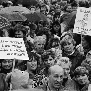 Митинг студентов и преподавателей на Дворцовой площади. 26 сентября 1995 года