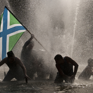 Валентин Егоршин, Санкт-Петербург. В фонтане.Моряки в фонтане в Александровском саду на день ВМФ.