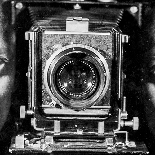 Эрвин Блюменфельд
Сесил Битон, фотограф. 1946.
Частичная соляризация / Выставка Эрвина Блюменфельда